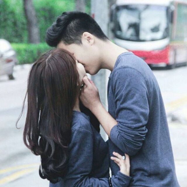 Ảnh cặp đôi yêu nhau che mặt ôm hôn lãng mạn