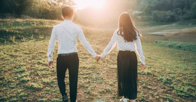 Ảnh cặp đôi nắm tay tình cảm