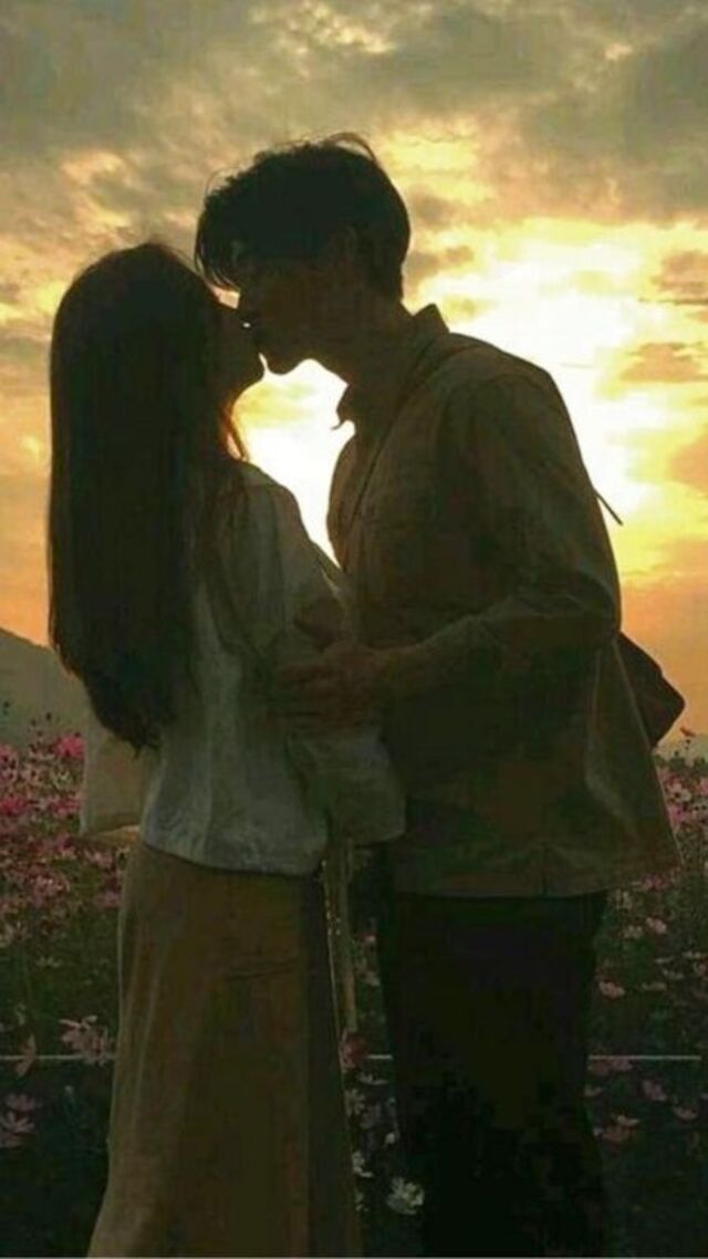 Ảnh cặp đôi yêu nhau che mặt ôm hôn lãng mạn