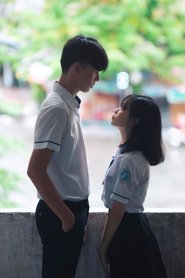 Ảnh cặp đôi che mặt thanh xuân vườn trường