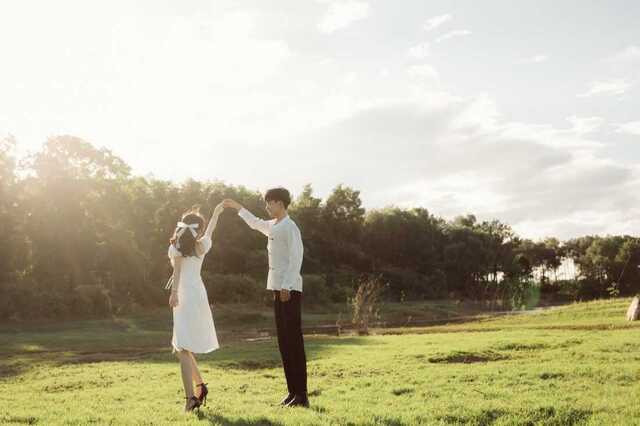 Ảnh cặp đôi nắm tay tình cảm