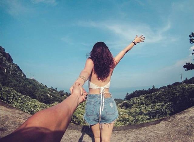 Ảnh cặp đôi nắm tay tình cảm