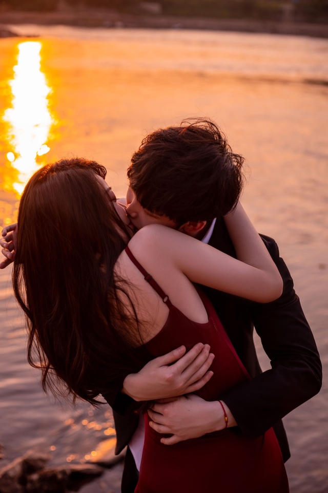 Ảnh cặp đôi yêu nhau che mặt ôm hôn lãng mạn
