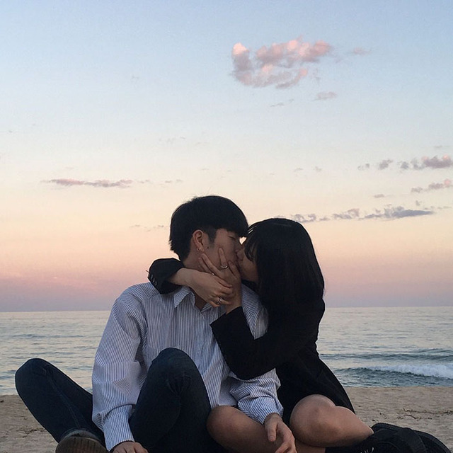 Ảnh cặp đôi yêu nhau che mặt ôm hôn lãng mạn