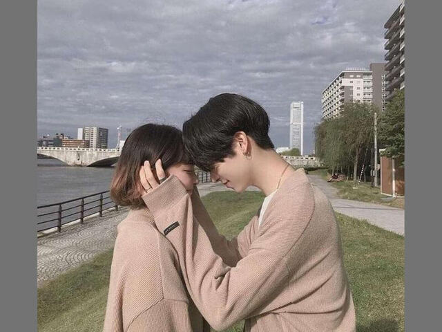 Ảnh cặp đôi yêu nhau che mặt ôm hôn lãng mạn
