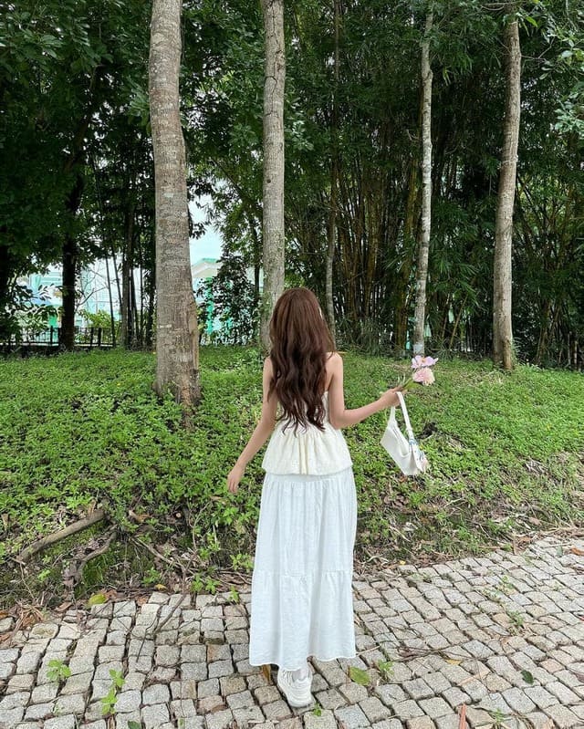 Ảnh nữ chụp ảnh sau lưng, che mặt