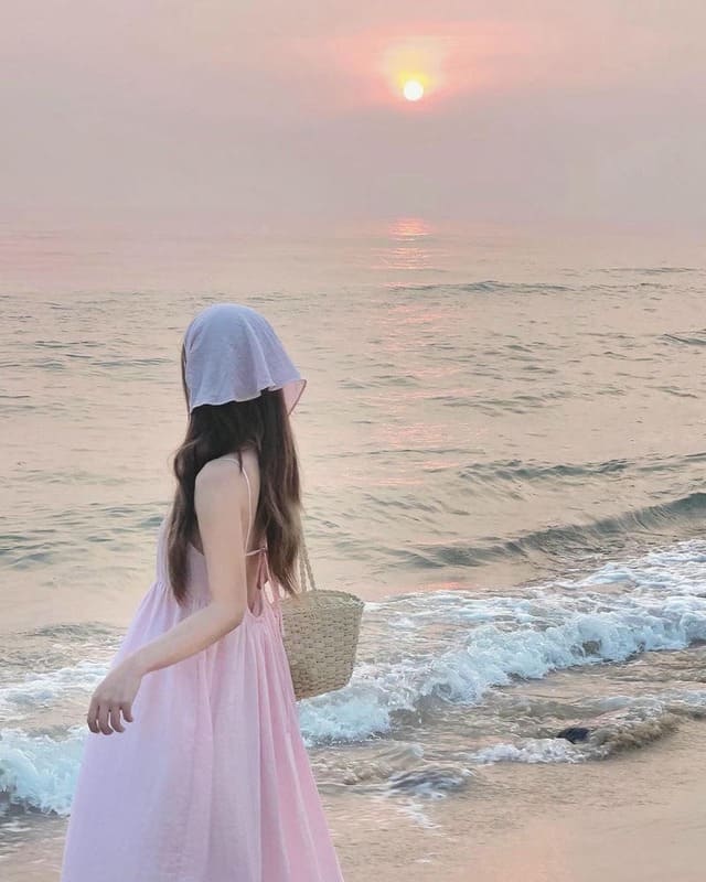 Ảnh nữ chụp ảnh sau lưng, che mặt
