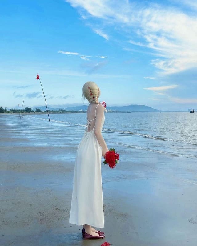 Ảnh nữ chụp ảnh sau lưng, che mặt