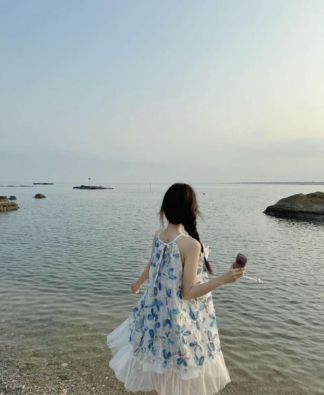 Ảnh nữ chụp ảnh sau lưng, che mặt
