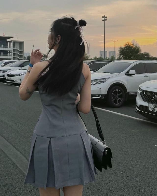 Ảnh nữ chụp ảnh sau lưng, che mặt
