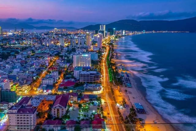 Hình ảnh bờ biển về đêm với ánh đèn lung linh