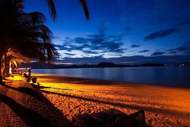 Hình ảnh bờ biển về đêm với ánh đèn lung linh
