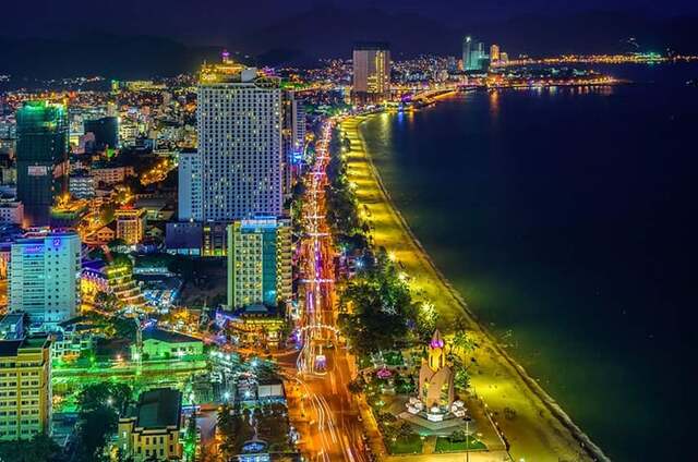 Hình ảnh bờ biển về đêm với ánh đèn lung linh