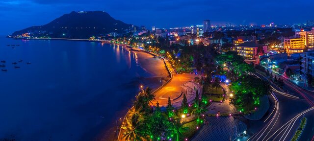 Hình ảnh bờ biển về đêm với ánh đèn lung linh