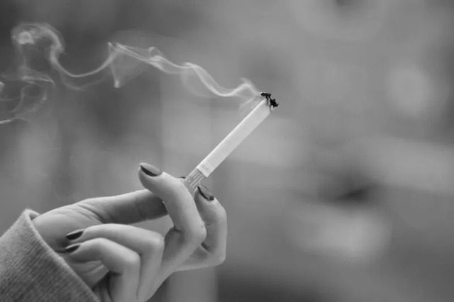 hình ảnh buồn với khói thuốc