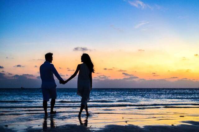 Hình ảnh cặp đôi lãng mạn bên bờ biển đêm