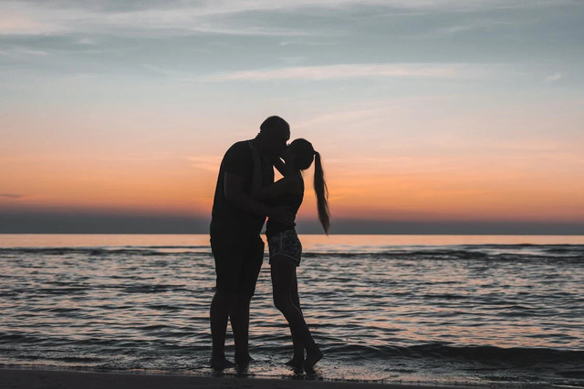 Hình ảnh cặp đôi lãng mạn bên bờ biển đêm