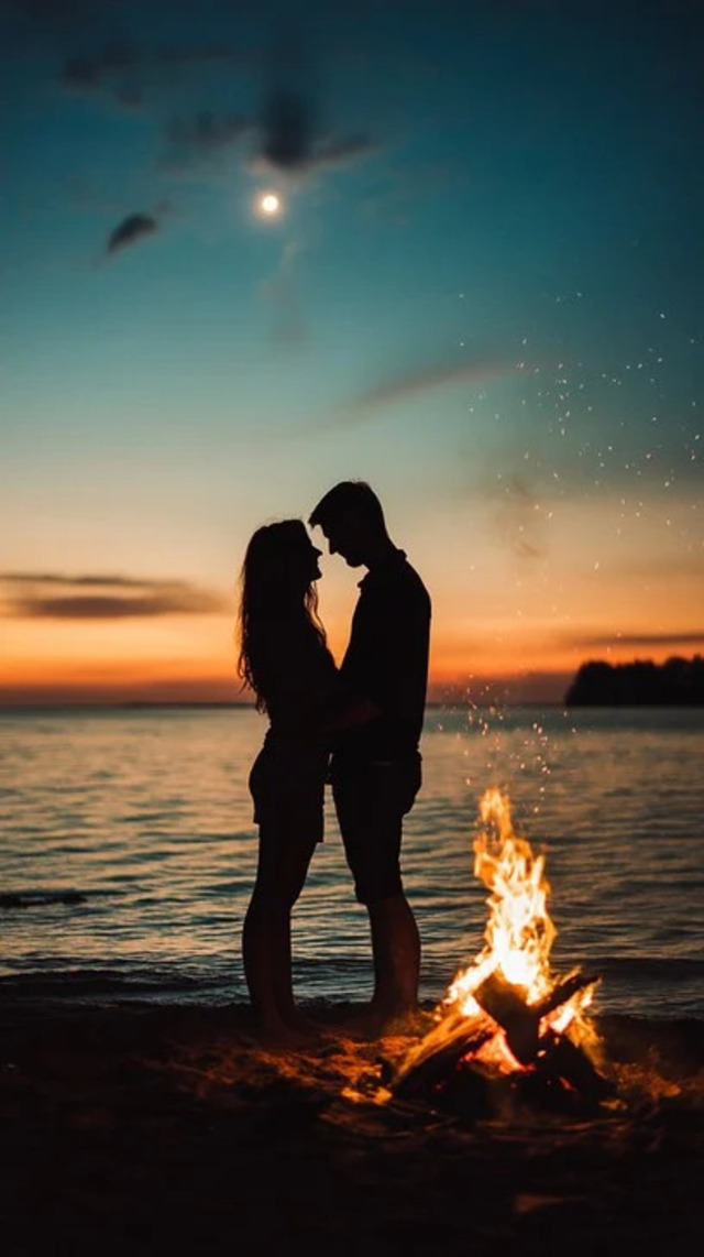 Hình ảnh cặp đôi lãng mạn bên bờ biển đêm